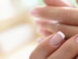Pictarea unei unghii albe pe deget este așa cum îți place în mintea casei tale