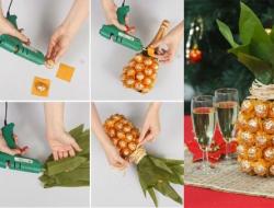 Ananasul din tsukkerok este un decor minunat pentru orice masă de Crăciun. Ananasul făcut din șampanie și tsukkerok pentru ocazie.